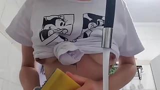 FAXINEIRA LAVA LOU&Ccedil;AS COM SEIOS DE FORA &period;&period;